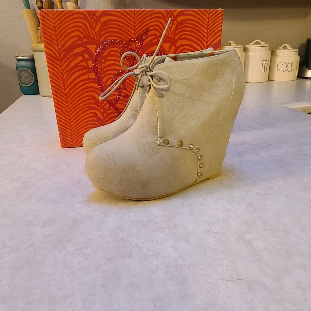 Creme colored Maneater wedges
